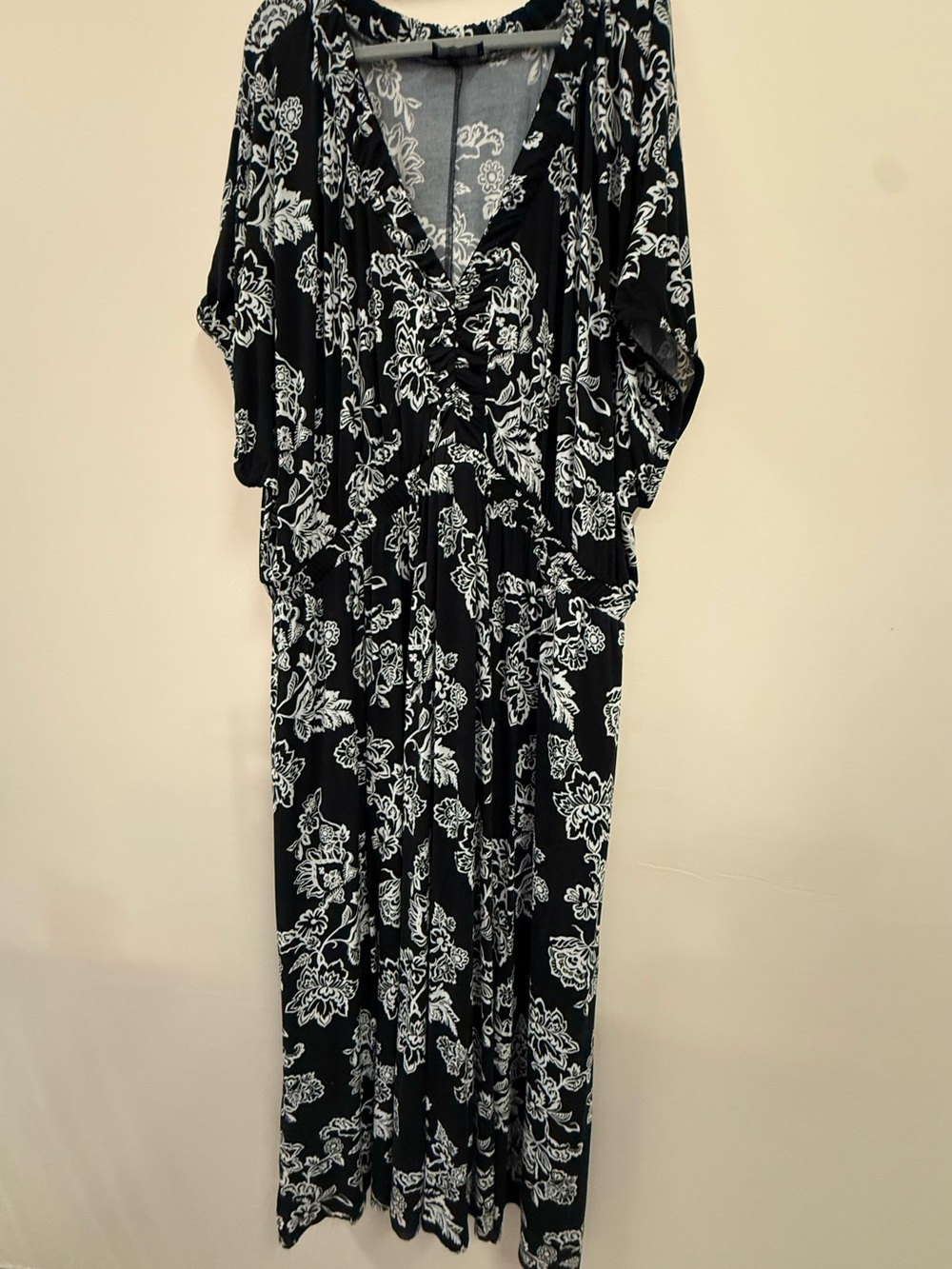 Like New Black & White Floral Maxi Dress - Elegant V-Neck. Size 26/28
